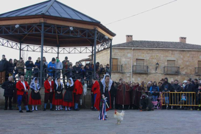 Los danzantes ejecutan los movimientos sin llegar a tocar a los animales con la espada ceremonial.-G.G.