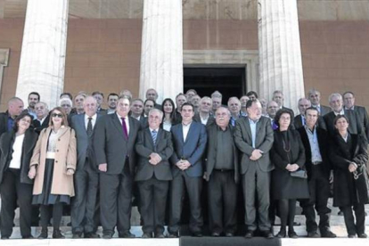 Alexis Tsipras con su gabinete en pleno: diez ministros y seis viceministras de un total de 40 altos cargos.-Foto:   AP / LEFTERIS PITARAKIS