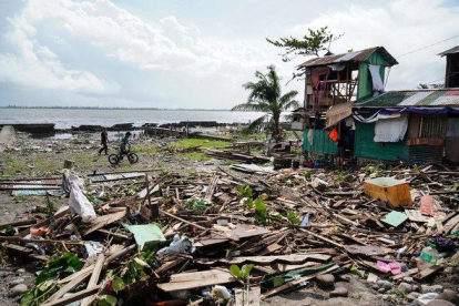 El tifón ha destruído decenas de viviendas.-AFP