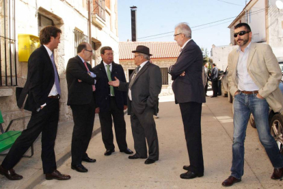 El alcalde de Santa María del Invierno (centro) intercambia  impresiones con representantes de Junta y Diputación.-G.G.