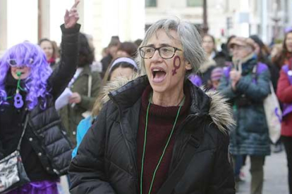 Miles de personas recorrieron las calles del centro para expresar su apoyo a la movilización feminista y exigir el fin de la violencia machista.-SANTI OTERO
