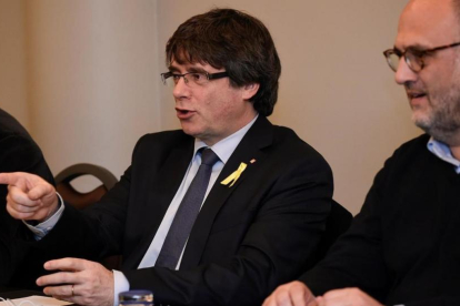 Carles Puigdemont reunido con los diputados de JxCat, en Bruselas.-/ JOHN THYS (AFP)