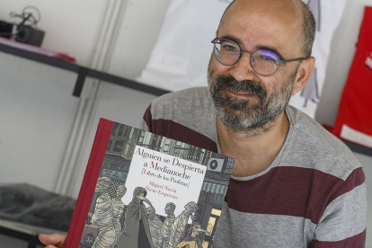 Óscar Esquivias, con un ejemplar de ‘Alguien se despierta a medianoche’ en la pasada Feria del Libro de Burgos. SANTI OTERO