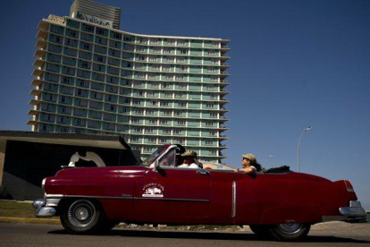 Estados Unidos agregó a su lista negra a hoteles y negocios turísticos.-AP