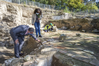 El concejal de Turismo, Levi Moreno, y la arqueóloga Fabiola Monzón en la zona de excavaciones de la iglesia de San Román en el momento en el que descubrían un resto arqueológico. ISRAEL L. MURILLO