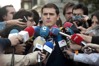 Albert Rivera atiende a los medios de comunicación a su llegada a Santander.-EFE/PEDRO PUENTE HOYO