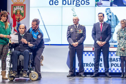 Marceliano Hernando, presidente de Elacyl, dio un emotivo discurso ayer tras recibir el reconocimiento.-SANTI OTERO