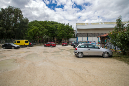 Varios vehículos en la campa que se utiliza para aparcar junto al Mariano Gaspar y al Silo. TOMÁS ALONSO