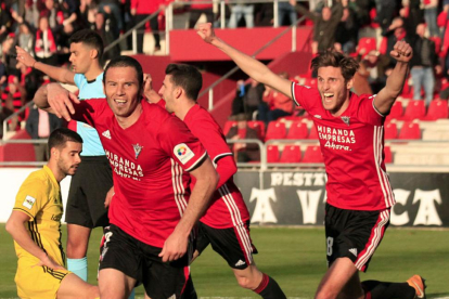 Diego Cervero celebra el gol de la victoria en el partido ante el Osasuna B.-ALFONSO G. MARDONES