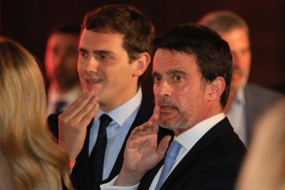 El presidente de Ciudadanos, Albert Rivera, junto al exprimer ministro francés Manuel Valls, el día de Sant Jordi, en Barcelona.-/ FERRAN NADEU
