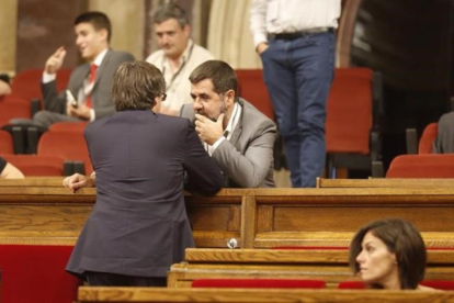 El 'president' Carles Puigdemont junto a Jordi Sànchez (ANC).-JULIO CARBO