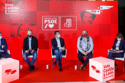 El secretario regional del PSOE, Luis Tudanca, con representantes de CCOO, UGT y CSIF. SANTI OTERO