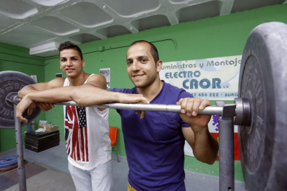 Junior Santana e Iván García Rueda posan en el gimnasio de El Plantío.-RAÚL OCHOA