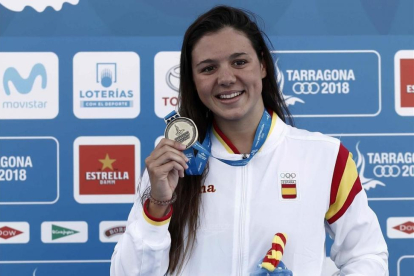 Catalina Corró muestra la medalla de 400 estilos lograda en Tarragona-JESUS DIGES (EFE)