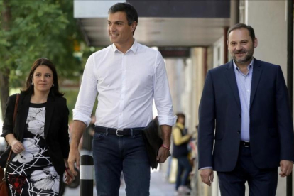 Pedro Sánchez, junto a Adriana Lastra y José Luis Ábalos, el pasado 24 de mayo a su llegada a la sede del PSOE.-JOSE LUIS ROCA