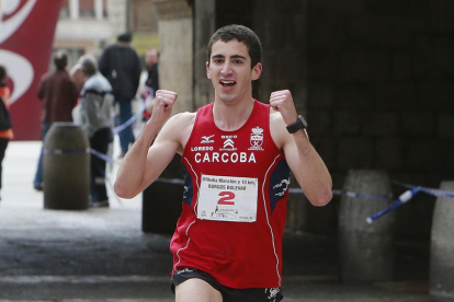 Adrián Acevedo festeja el triunfo conseguido en la Media Maratón Burgos Bulevar-Raúl G. Ochoa