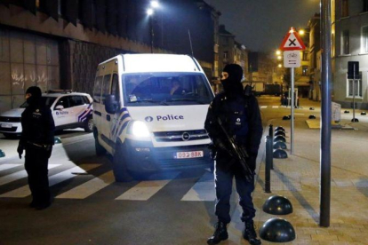 Agentes de policía belgas montan guardia durante una operación de seguridad en el distrito de Molenbeek, en Bruselas, el 18 de marzo del 2016.-REUTERS / FRANÇOIS LENOIR