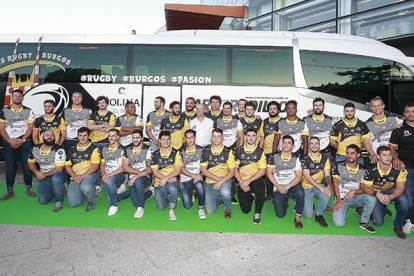 Jugadores y cuerpo técnico del Universidad de Burgos Colina Clinic posan junto al presidente del club, ayer, en el Fórum Evolución.-RAÚL OCHOA
