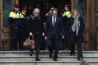 rene Rigau, Artur Mas y Joana Ortega salen del TSJC el pasado 10 de febrero.-JULIO CARBÓ