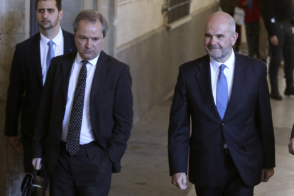 El expresidente de la Junta de Andalucía, Manuel Chaves (a la derecha), a su llegada al juzgado de instrucción número 6 de Sevilla para prestar declaración ante el juez Álvaro Martín por el caso de los ERE.-EFE / JOSÉ MANUEL VIDAL