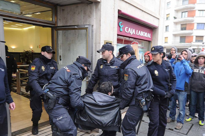 La Policía Nacional desaloja a miembros de la PAH de una entidad financiera de Burgos.-ISRAEL L. MURILLO