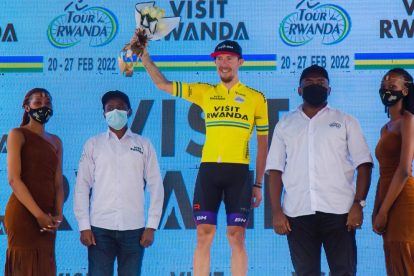 Madrazo posa en el podio del Tour de Ruanda vestido de amarillo. TOUR DE RWANDA