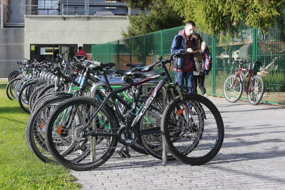 Facilitar la movilidad gratuita en autobús o alquiler de bicicleta, una de las medida ante picos de contaminación en Burgos. SANTI OTERO