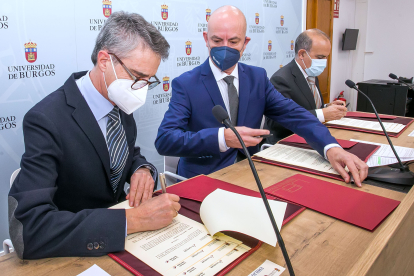 Universidad de Burgos y las fundaciones CajaCírculo e Ibercaja firmaban cuatro convenios. TOMÁS ALONSO