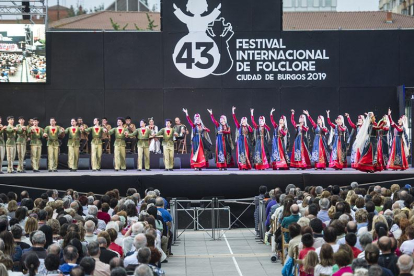 El grupo de Armenia sobre el escenario durante la actuación.-ISRAEL L. MURILLO