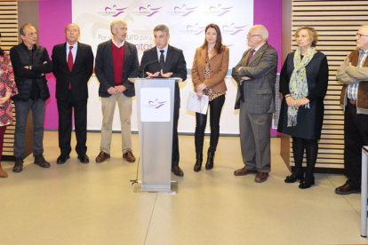 Foto de familia de los representantes de las asociaciones subvencionadas junto al director de la Fundación Caja de Burgos, Rafael Barbero.-ISRAEL L. MURILLO