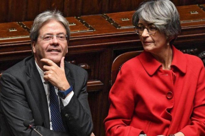Gentiloni (izq) junto a la ministra de Relaciones con el Parlamento, Anna Finocchiaro, antes de la votación en la Cámara de los Diputados, en Roma, este martes.-EFE / GIUSEPPE LAMI