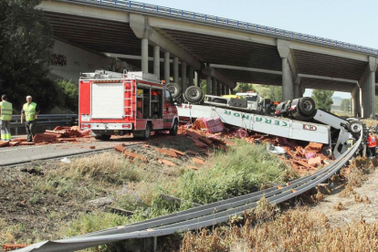 Los bomberos de Burgos tuvieron que acudir al lugar del siniestro para rescatar al conductor del camión accidentado.-G. G.