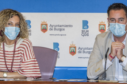 La concejala de Seguridad Ciudadana, Blanca Carpintero, y el alcalde, Daniel de la Rosa, advirtieron del riesgo de que se cierre Burgos. ISRAEL L. MURILLO