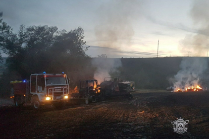 El fuego se extendió al resto de la parcela agrícola. BOMBEROS DE BURGOS