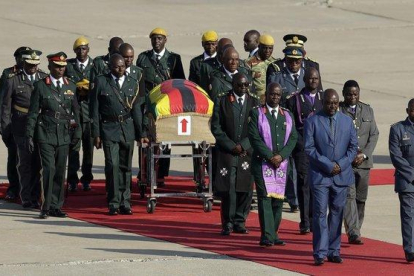Un féretro con los restos del expresidente de Zimbabwe Robert Mugabe llega desde Singapur al Aeropuerto Internacional Robert Gabriel Mugabe en Harare Zimbabue.-THEMBA HADEBE (AP)
