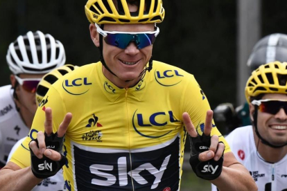 Chris Froome, camino de París durante la última etapa del Tour.-AFP / JEFF PACHOUD