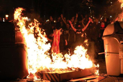 Manifestantes quemando contenedores.-FERRAN NADEU