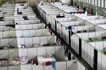 Módulos prefabricados en el viejo aeropuerto berlinés de Tempelhof  para acoger a los refugiados.-AFP / TOBIAS SCHWARZ