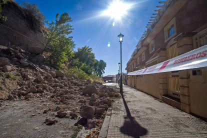 Desprendimiento de tierra en la calle Murallas, próxima al Castillo de Burgos. TOMÁS ALONSO