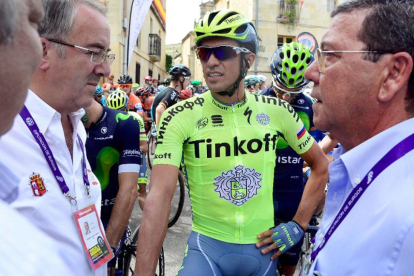 Alberto Contador charla con los miembros de la organización en la salida de Sedano-Ricardo Ordóñez