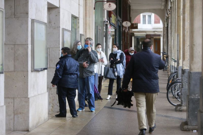 Varias personas haciendo cola a la puerta del Ayuntamiento de Burgos. R. OCHOA