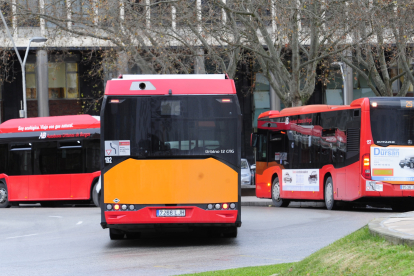 Autobuses urbanos circulan en la Plaza España. ECB