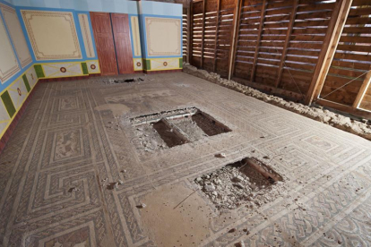 El mosaico del dios Baco en Baños de Valdearados fue robado en 2011. Hoy se ha colocado una reproducción.-ICAL