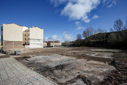 Los propietarios del suelo deben dejar el terreno vallado para evitar cualquier tipo de riesgo para las personas. © ECB/ SANTI OTERO