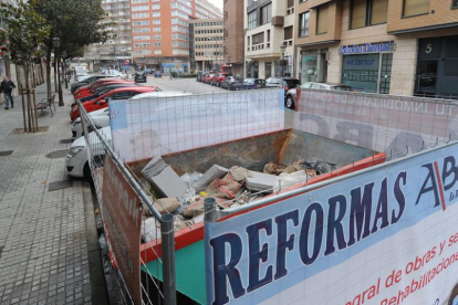 Imagen de un contenedor de una obra de reforma en la calle Sanz Pastor de la capital burgalesa.-ISRAEL L. MURILLO