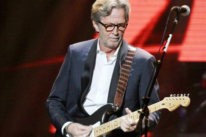 Eric Clapton, en diciembre del 2012, durante un concierto benéfico en favor de los damnificados por el huracán Sandy.-AP / STARPIX / DAVE ALLOCCA