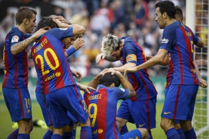 Los jugadores del Barça se cubren tras el botellazo a Neymar.-MIGUEL LORENZO
