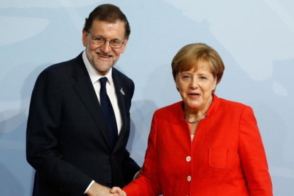 El presidente Mariano Rajoy junto a la canciller Angela Merkel.-AFP/ODD ANDERSEN