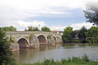 El puente de siete ojos sobre el río Arlanza.