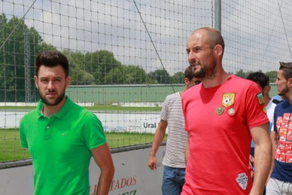 Mikel Saizar (derecha) junto a Iker Hernández.-RAÚL G. OCHOA